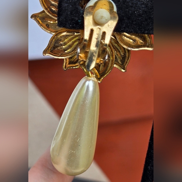 Vintage Black Gold Metal Floral Drop Fuax Pearl Clip On Earrings - Picture 4 of 15